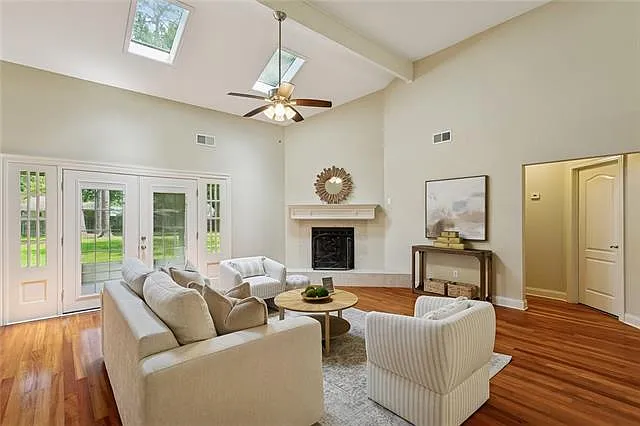3 bed, 2.0 bath, 1895 sqft, $2,350 — Photo 4