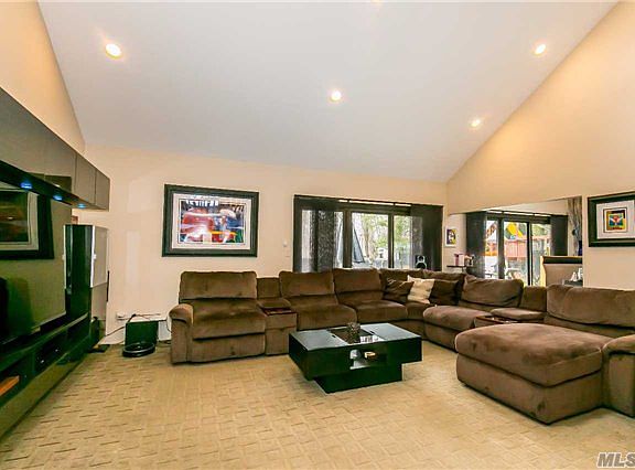 5th image of 75 Coachman Pl W