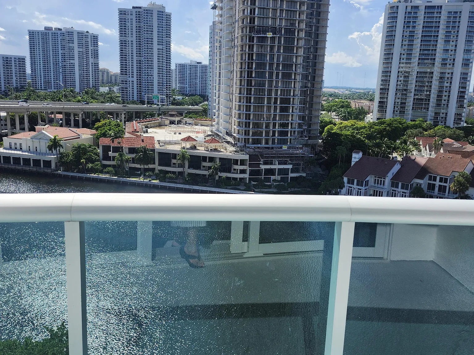 1 bed, 1.5 bath, 1000 sqft, $2,300 — Photo 1