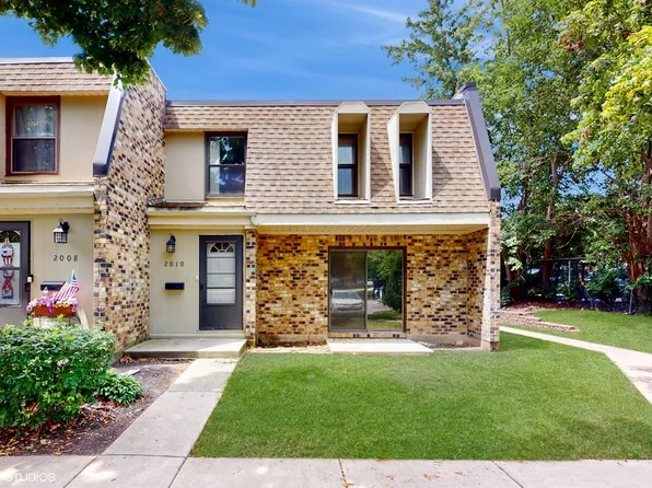 2010 Country Club Dr, Woodridge, IL 60517