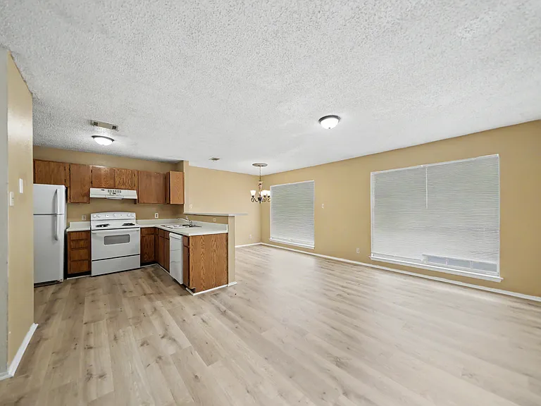 705 W Ave D, Belton — Photo 17