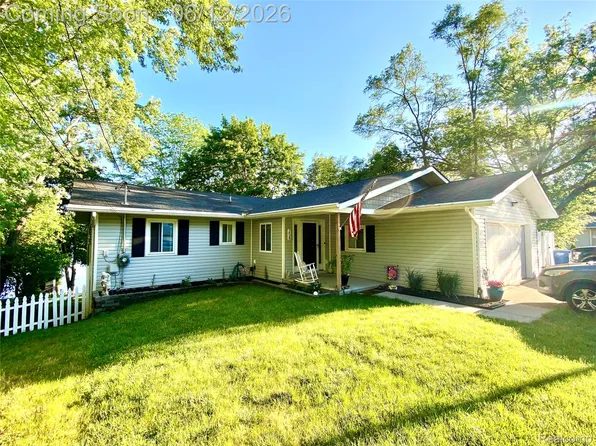258 Lakeside Dr, Howell, MI 48843