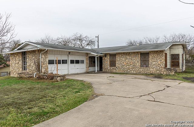 1st image of 215 Whitecliff Dr