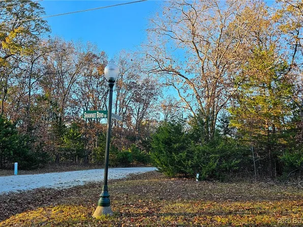 1109 Shawnee Bend Rd, Sunrise Beach, MO 65079