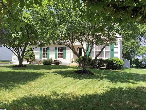 3rd image of 123 Arrowhead Ln
