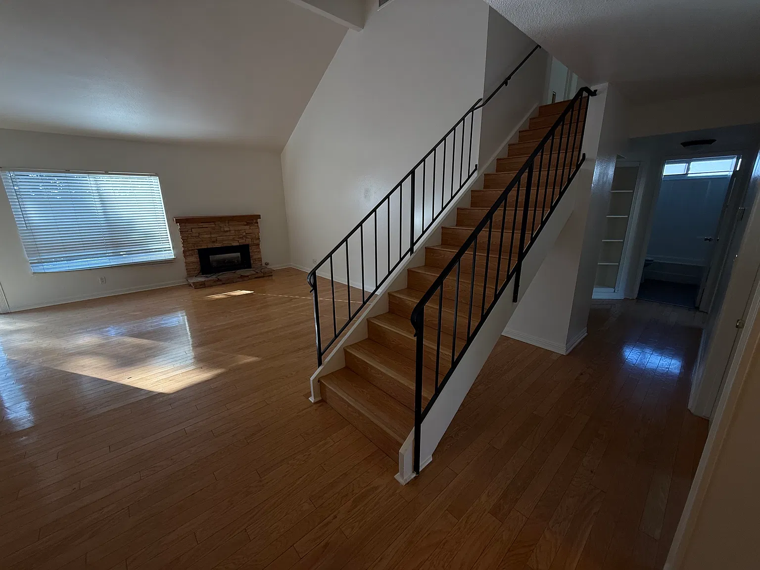 5 bed, 1938 sqft, $4,650 — Photo 4