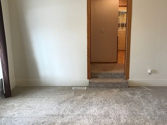 5th image of 3370 Muncie Ave