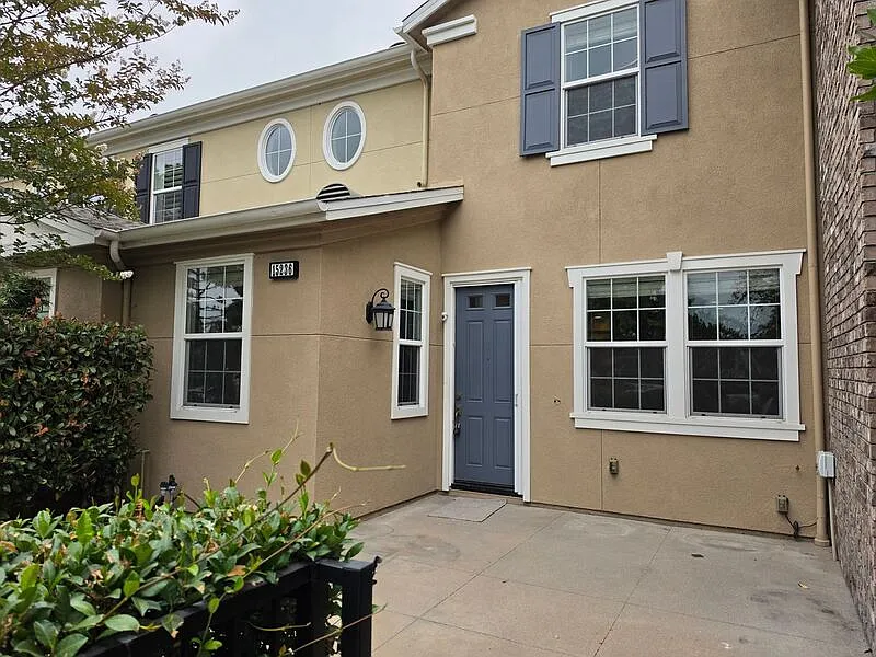 3 bed, 2.5 bath, 1808 sqft, $4,550 — Photo 2