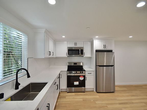 5th image of 14830 Dickens St #14834