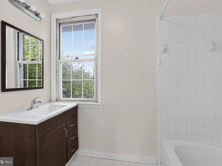 1327 S Queen St — Photo 11