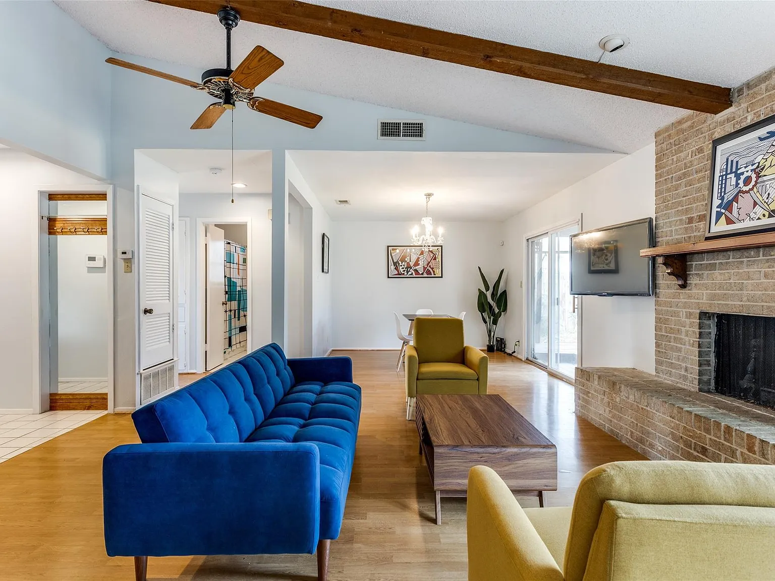 3 bed, 2.0 bath, 1189 sqft, $2,200 — Photo 3