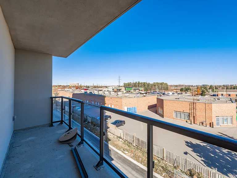 460 Columbia St W — Photo 213