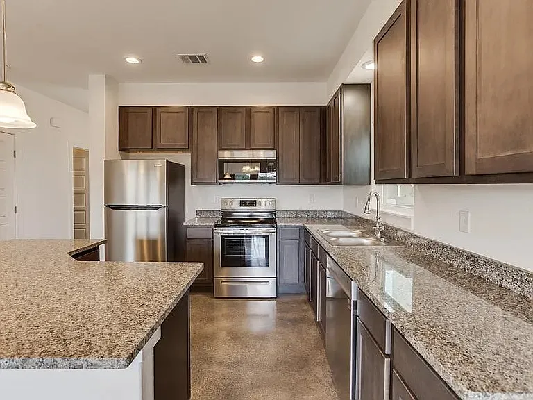 4 bed, 1588 sqft, $1,695 — Photo 3
