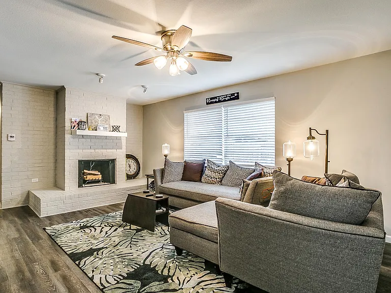 512 Stallion Ln — Photo 8