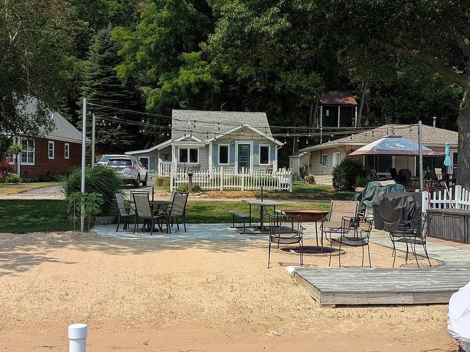1st image of 11227 Crooked Lake Rd NE