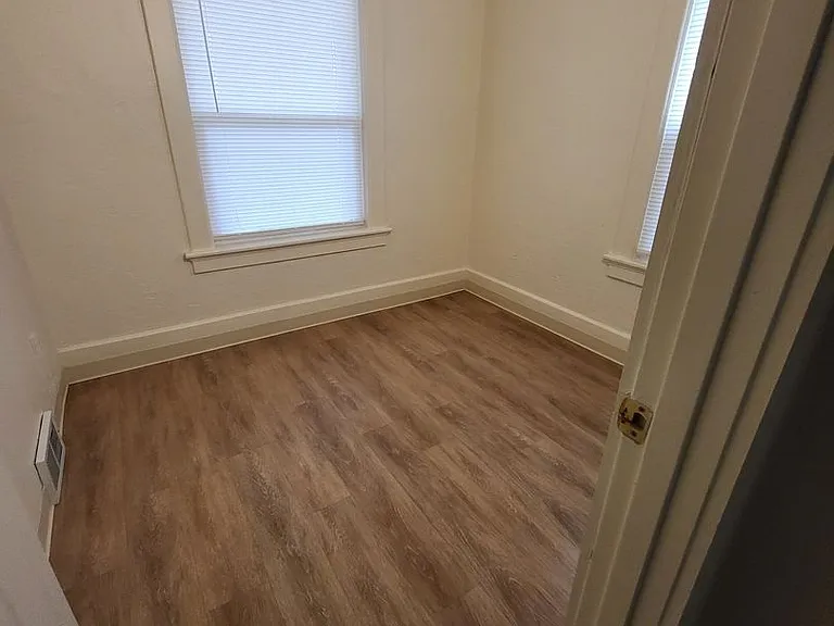 225 N Ashland Ave — Photo 17
