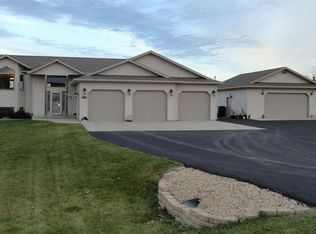 7479 Gray Fox Ln, Bismarck, ND 58503