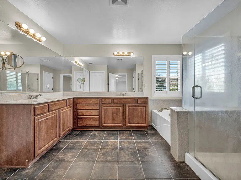 2425 Crooked Canyon Ct — Photo 32