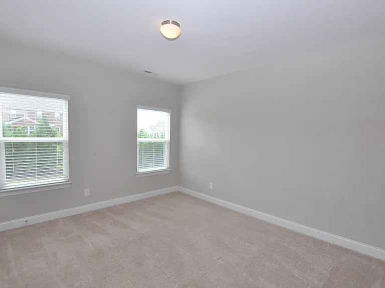 1004 Sterling Dr — Photo 17