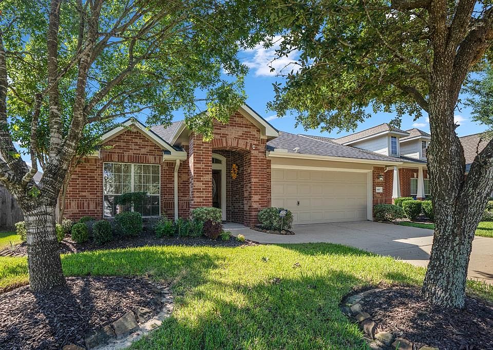 Welcome to 9507 Brackenton Crest, a gorgeous 1 story home that is impeccably maintained.