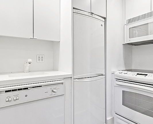 3rd image of 414 E 52nd St APT 1B