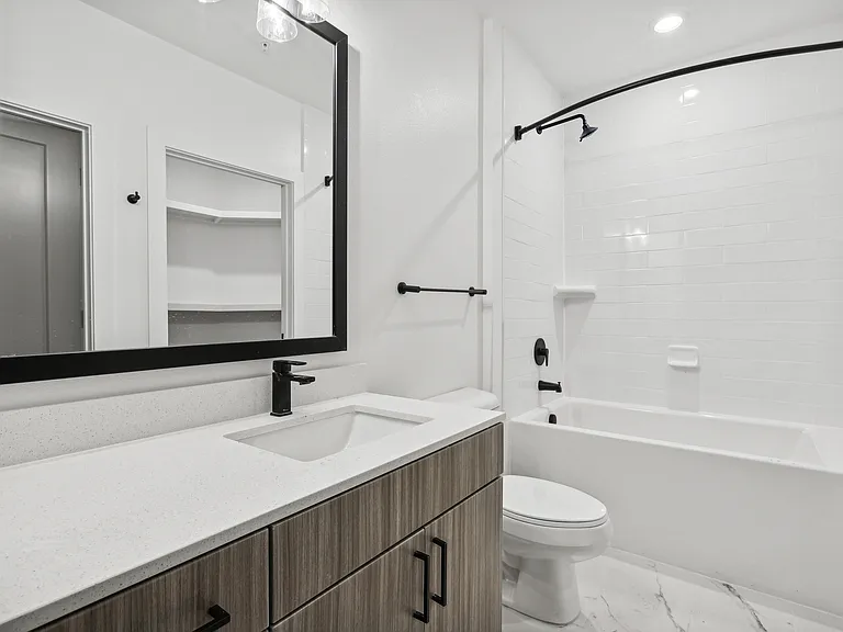 Linz Bayview — Photo 150