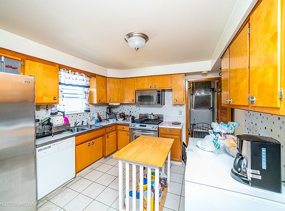 3rd image of 324 E Hirsch Ave