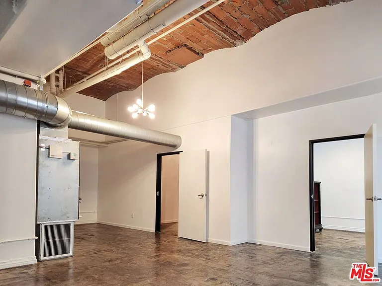 215 W 7th St #201 — Photo 10