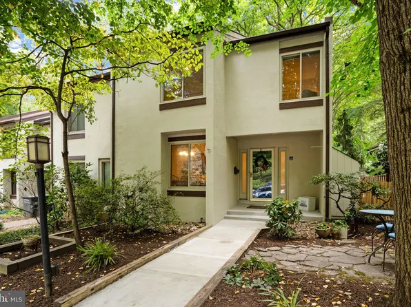 11560 Woodhollow Ct, Reston, VA 20191