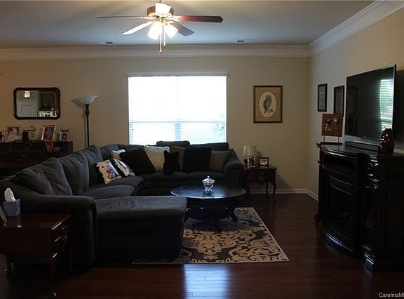 3rd image of 2028 Waverly Ct
