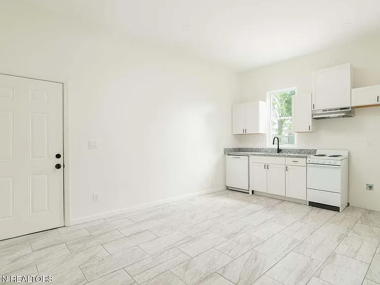 2642 Summit Ave NE — Photo 2