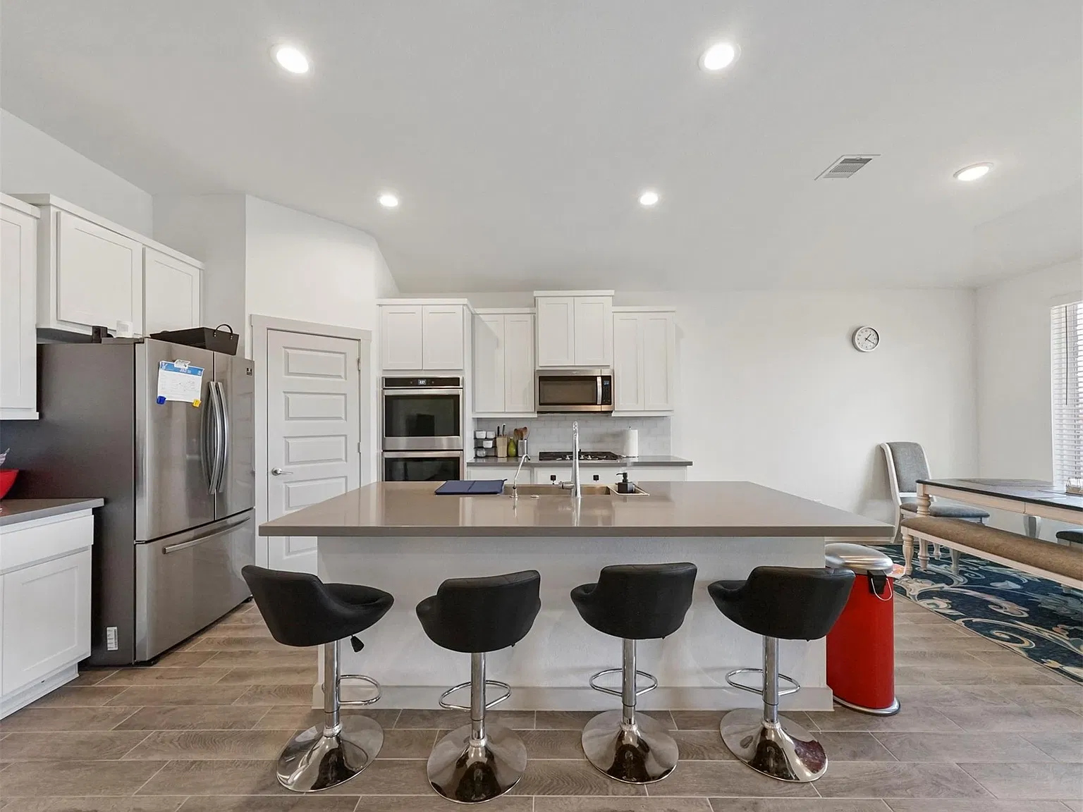 4 bed, 2.0 bath, 1804 sqft, $2,400 — Photo 3