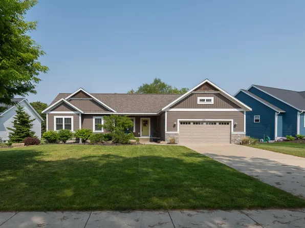 353 Parkside Ln, Douglas, MI 49406