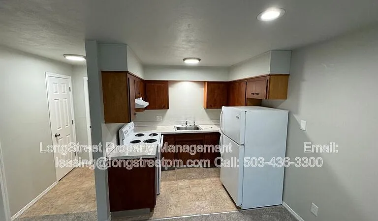 915 SW Adams Ave #7 — Photo 5
