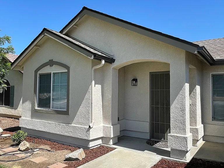 1056 Yellowstone Dr — Photo 2