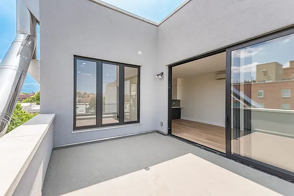 Sold by Modern Spaces | media 4