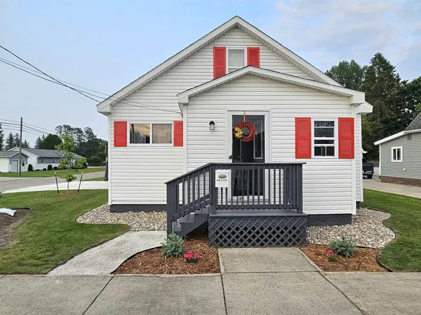 140 N 4th St, Manistique, MI 49854