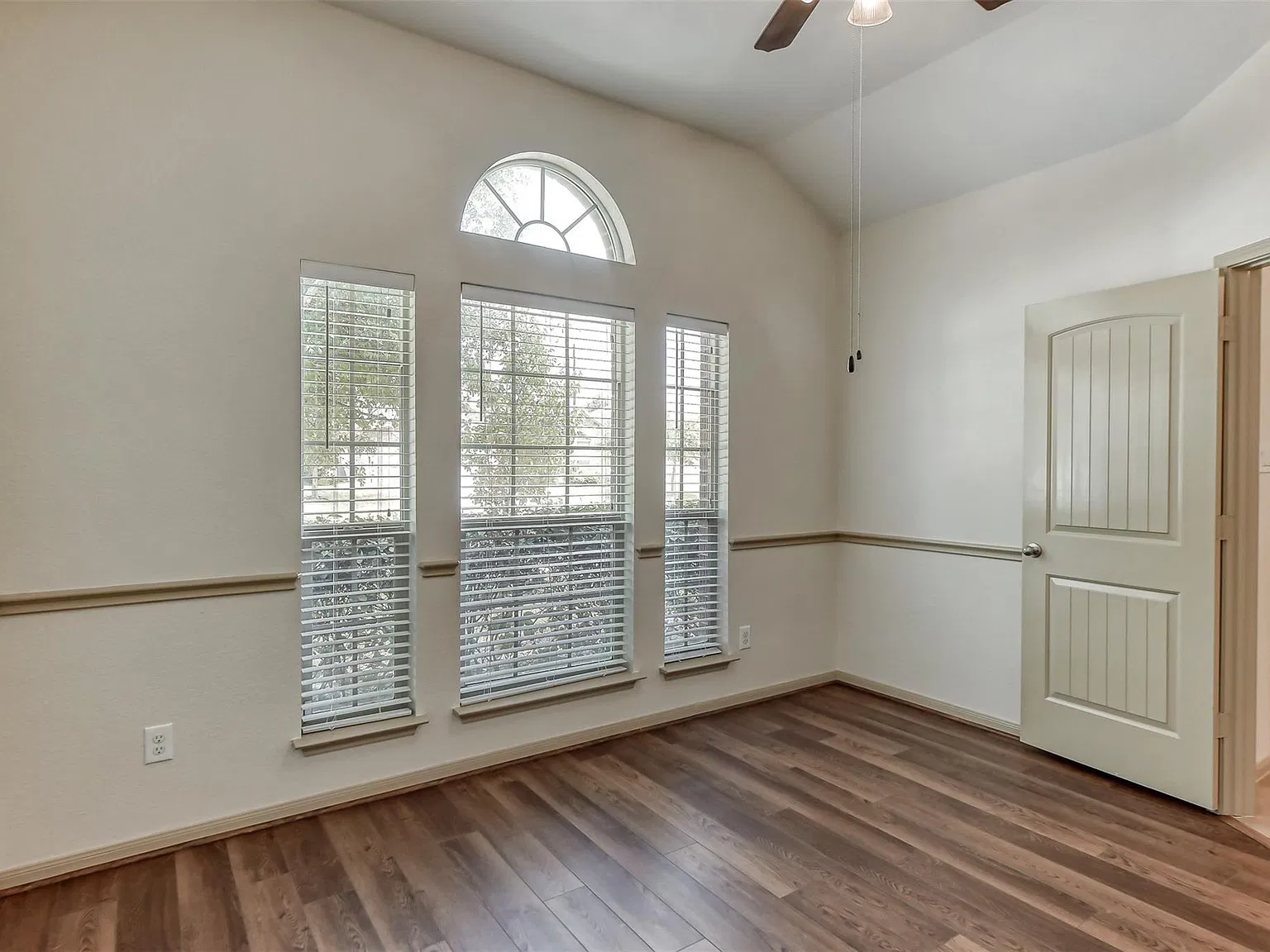 3 bed, 2.0 bath, 1901 sqft, $2,000 — Photo 4