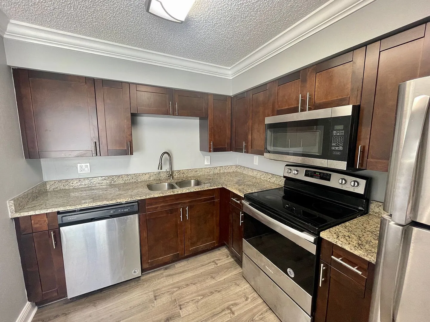 1 Month Free!! - Beautiful Renovated 2 Bedroom 2 Bathroom Water Front Property — Photo 3