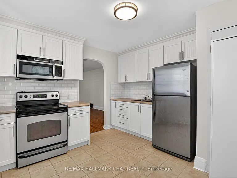 30 Penetang St — Photo 2