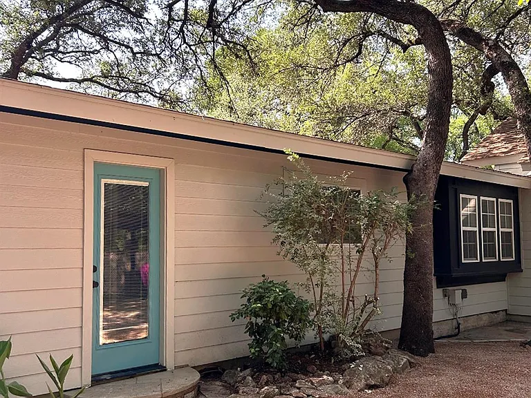 439 Brady Ln — Photo 2