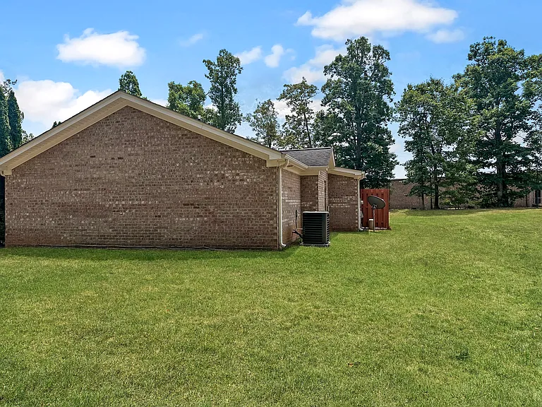 1963 Hilldale Dr — Photo 22