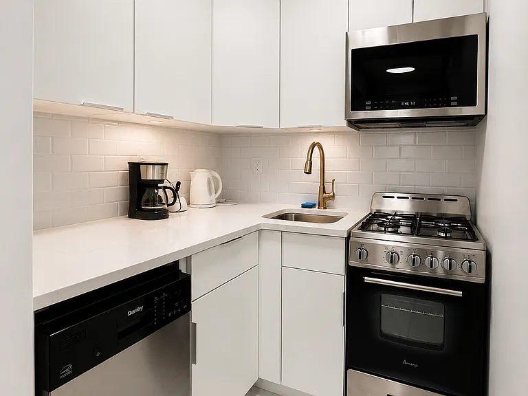 311 E 51st St #4F — Photo 7