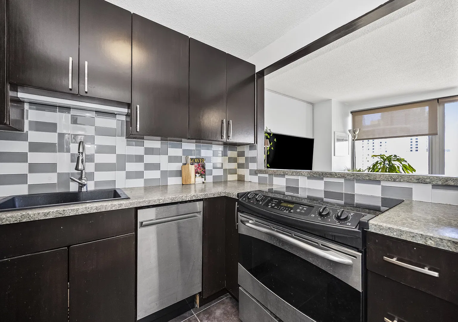 1 bed, 580 sqft, $2,050 — Photo 3