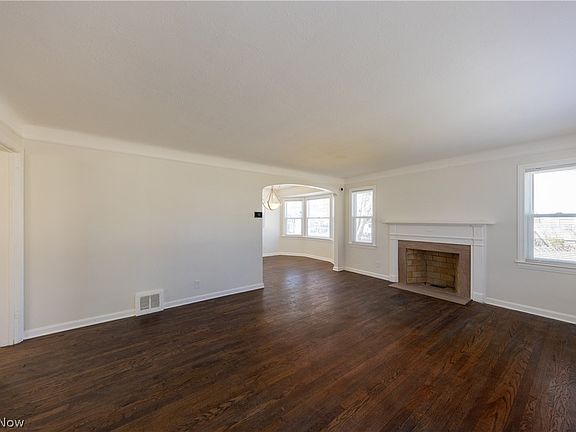 3rd image of 1560 Holmden Rd