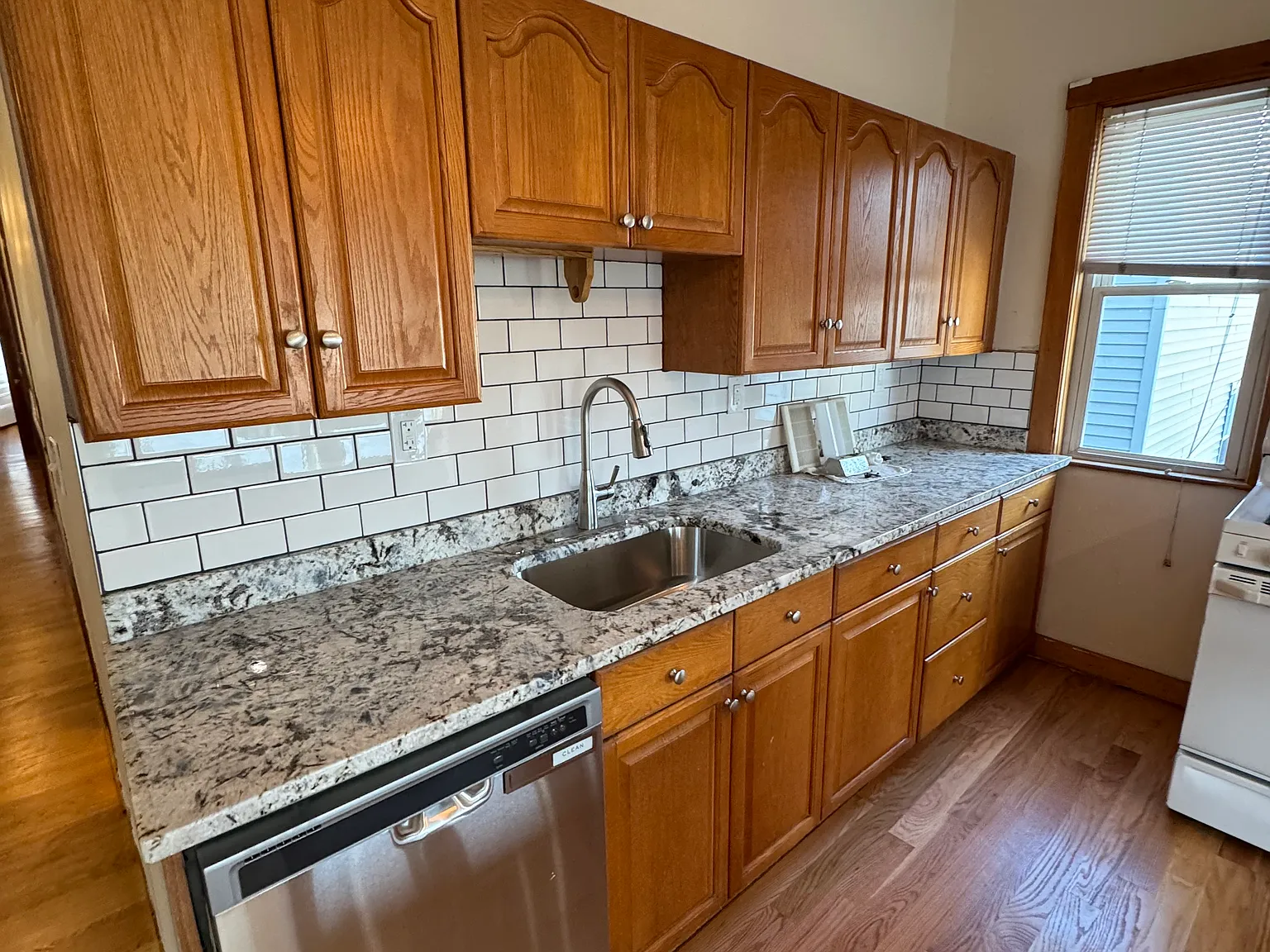 4 bed, 1200 sqft, $4,100 — Photo 4