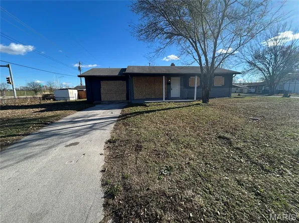 2 Leonard Dr, Cahokia, IL 62206
