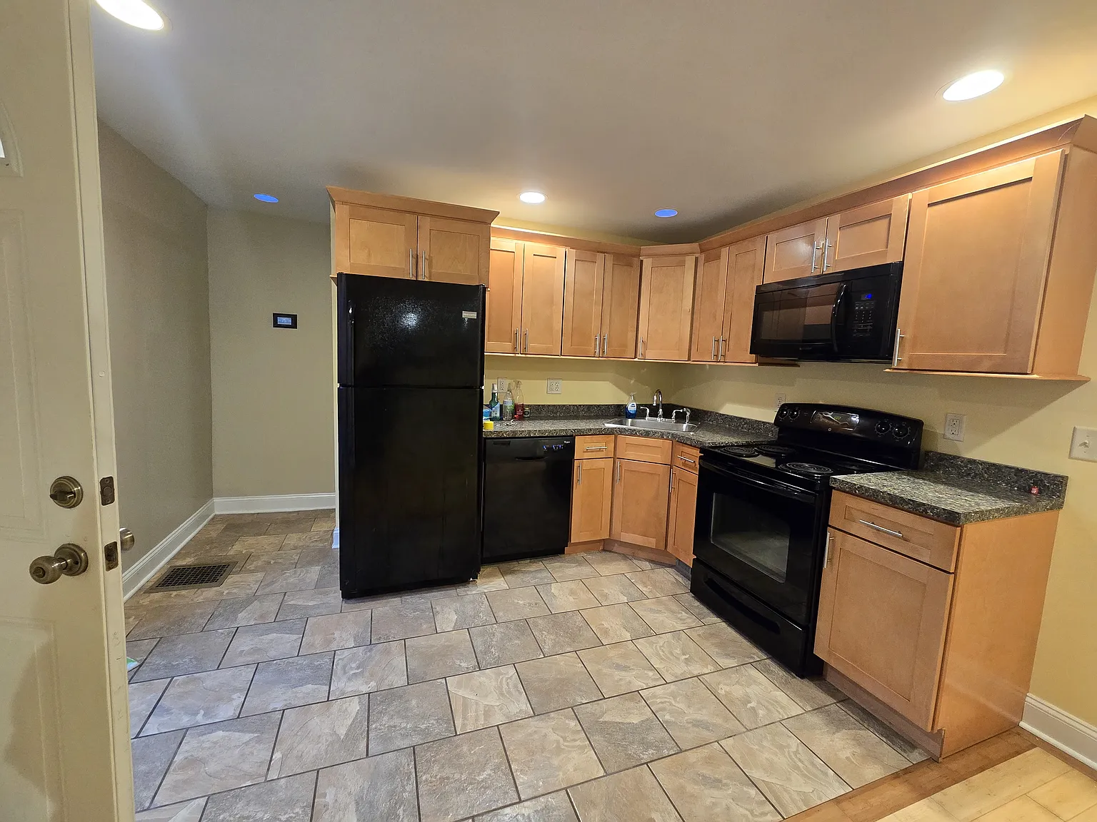 Studio, 500 sqft, $750 — Photo 1