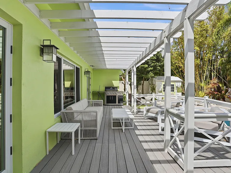 309 NE 8th Ave — Photo 34