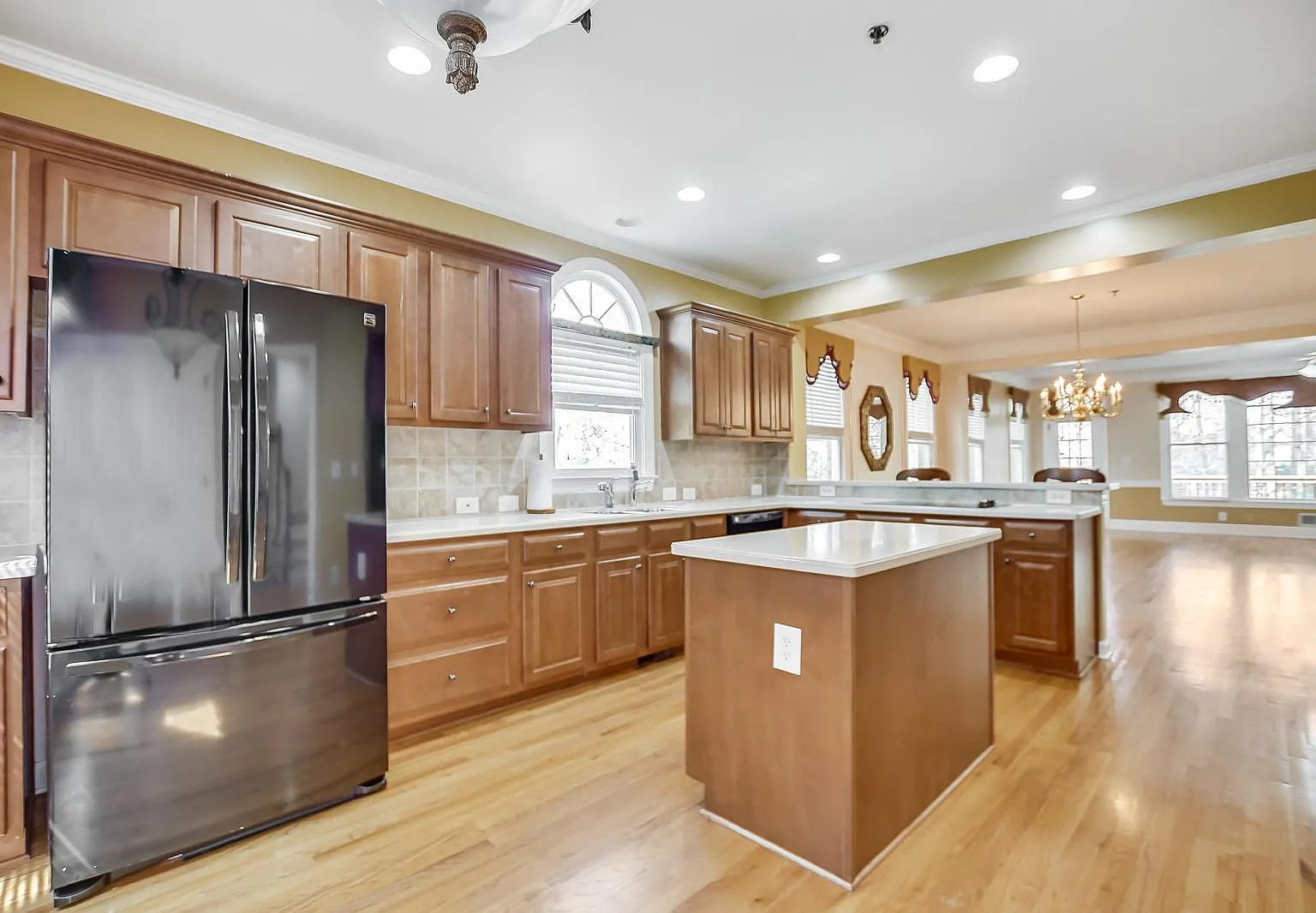 4 bed, 3.5 bath, 2350 sqft, $2,799 — Photo 3